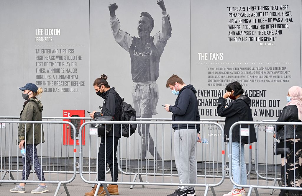 Larga cola en el estadio del club de fútbol Arsenal (Londres), convertido en centro de vacunación temporal contra el coronavirus. Foto: AFP