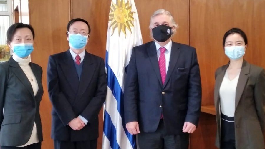 El canciller Francisco Bustillo se reunió con el embajador chino en Uruguay, Wang Gang. Foto: Cancillería