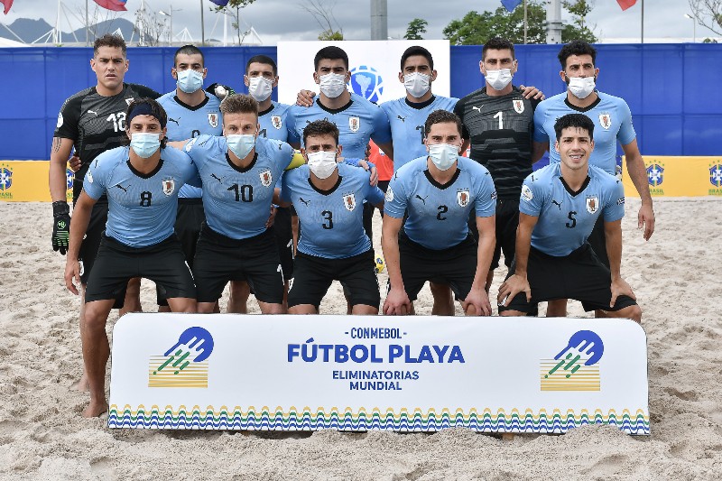 El plantel de Uruguay que representa a la Celeste en las Eliminatorias de fútbol playa. Foto: Conmebol.