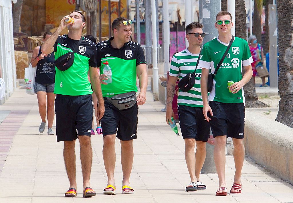 Jóvenes caminan sin tapabocas en la rambla de Mallorca. Foto: AFP