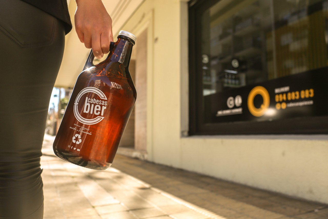 Growler. Los botellones permiten acceder al producto a un costo más bajo y con un menor impacto ambiental. (Foto: Gentileza Cabesas Bier)