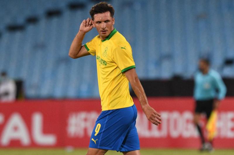Mauricio Affonso luciendo la camiseta del Mamelodi Sundowns durante su estadía por Sudáfrica.