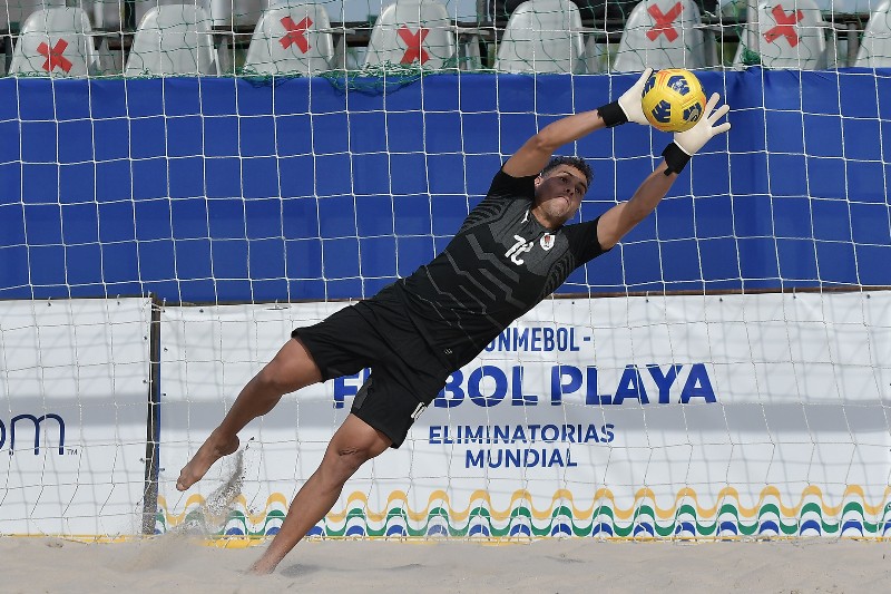 Alejandro Guerrero en el duelo entre Uruguay y Paraguay en el Mundial de fútbol playa. Foto: Conmebol.