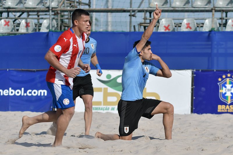 El juego entre Uruguay y Paraguay por las Eliminatorias de fútbol playa. Foto: Conmebol.