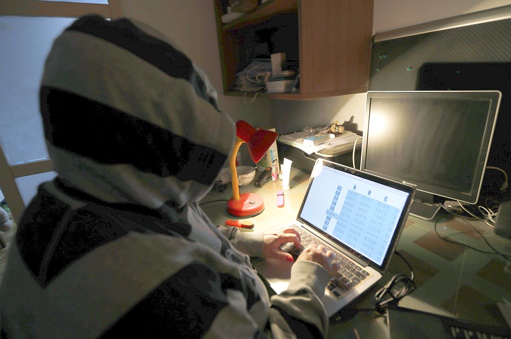 Un hacker trabajando en su computadora. Foto: EFE