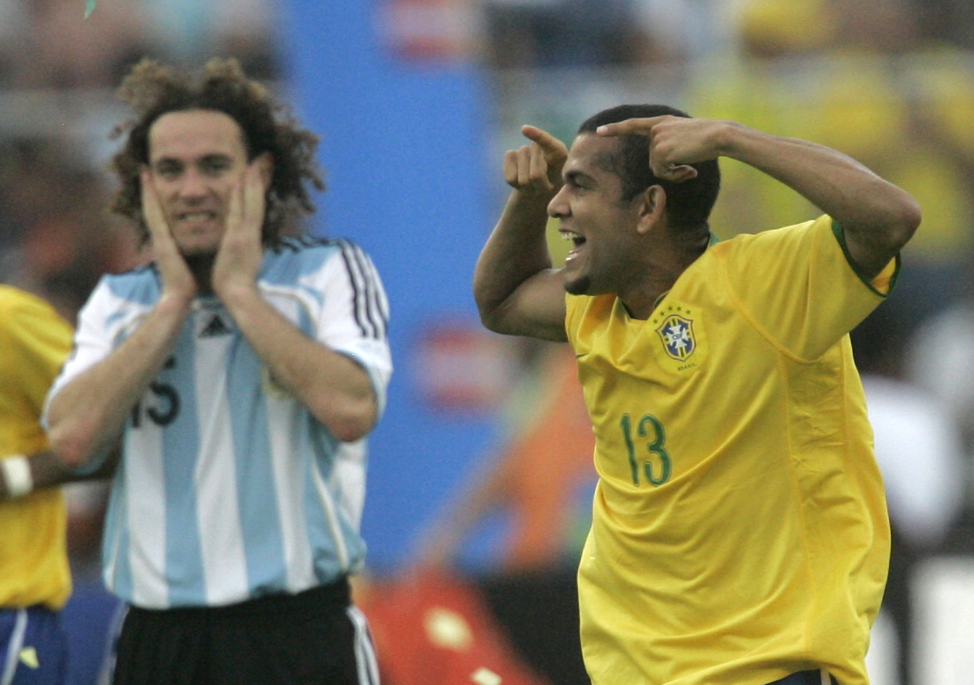 Dani Alves festeja su gol ante la frustración de Gabriel Milito. Foto: Archivo El País.