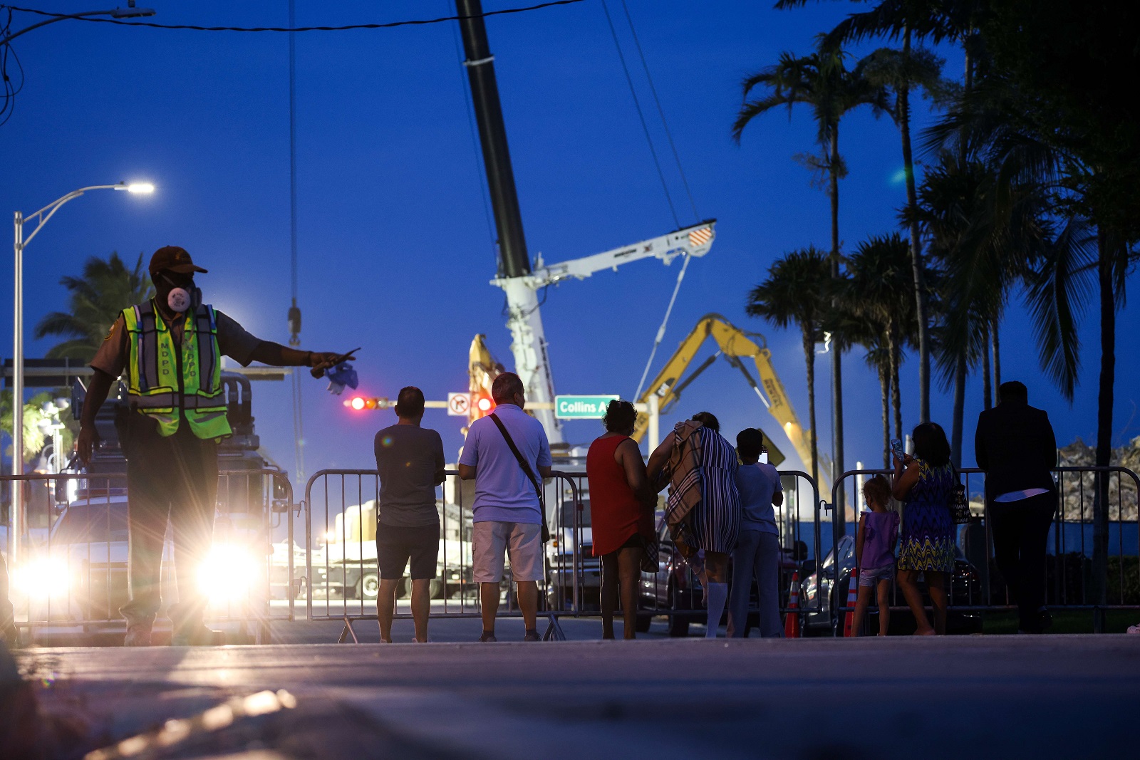 Las tareas de búsqueda continúan entre los escombros del edificio que se derrumbó en Miami. Foto: AFP