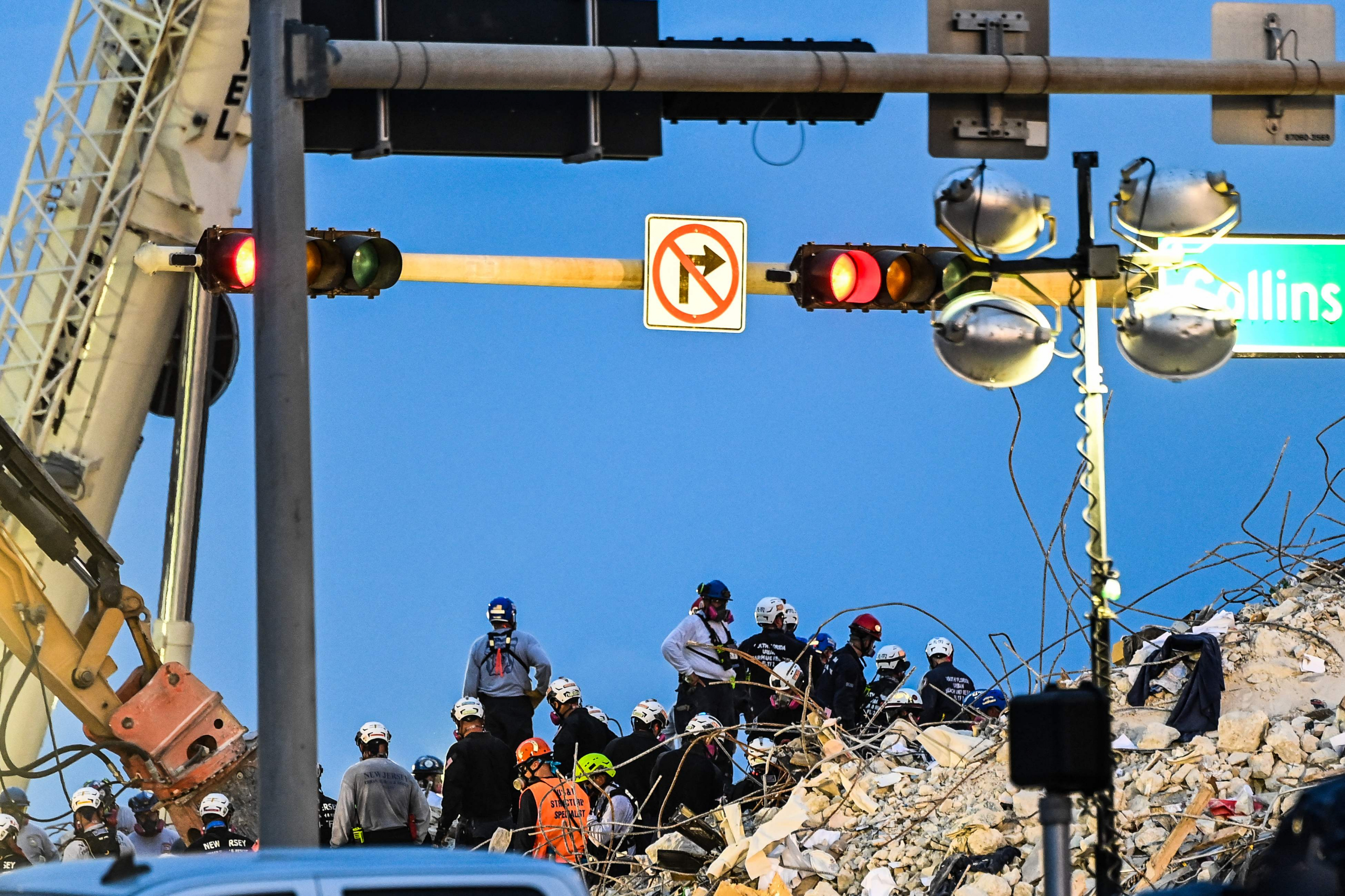 Las tareas de búsqueda continúan entre los escombros del edificio que se derrumbó en Miami. Foto: AFP
