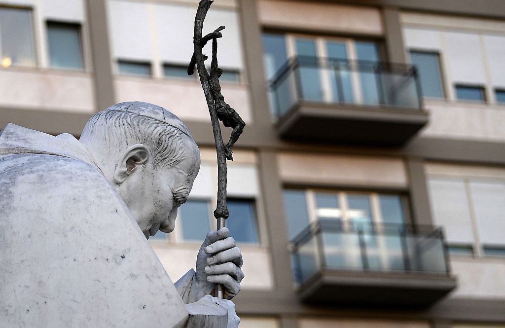 La estatua de Juan Pablo II en el Policlínico Gemelli. Foto: AFP