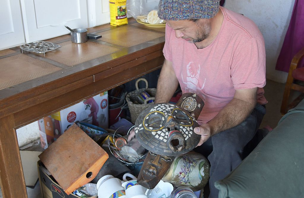 Miguel muestra algunos de los objetos que consigue en las volquetas. Foto: Leonardo Mainé