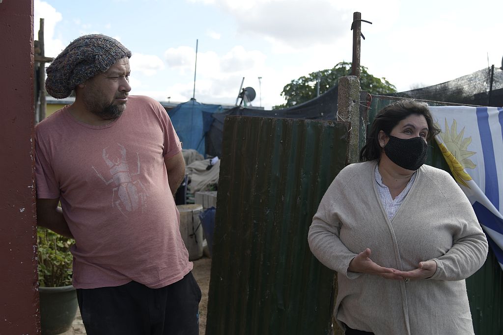 Amalia y Miguel frente a su vivienda en barrio Lavalleja. Foto: Leonardo Mainé