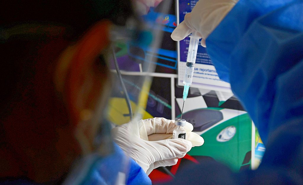 Funcionaria de la salud prepara una dosis de la vacuna contra el nuevo coronavirus. Foto: Estefanía Leal