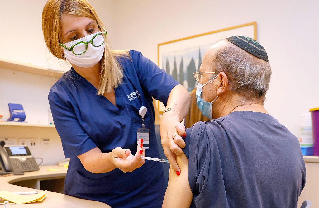Enfermera aplica una dosis de la vacuna contra el coronavirus en Israel. Foto: AFP