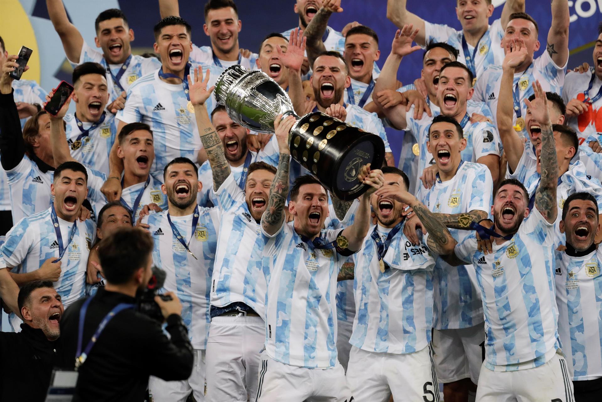 Lionel Messi levantando la Copa América. Foto: EFE.