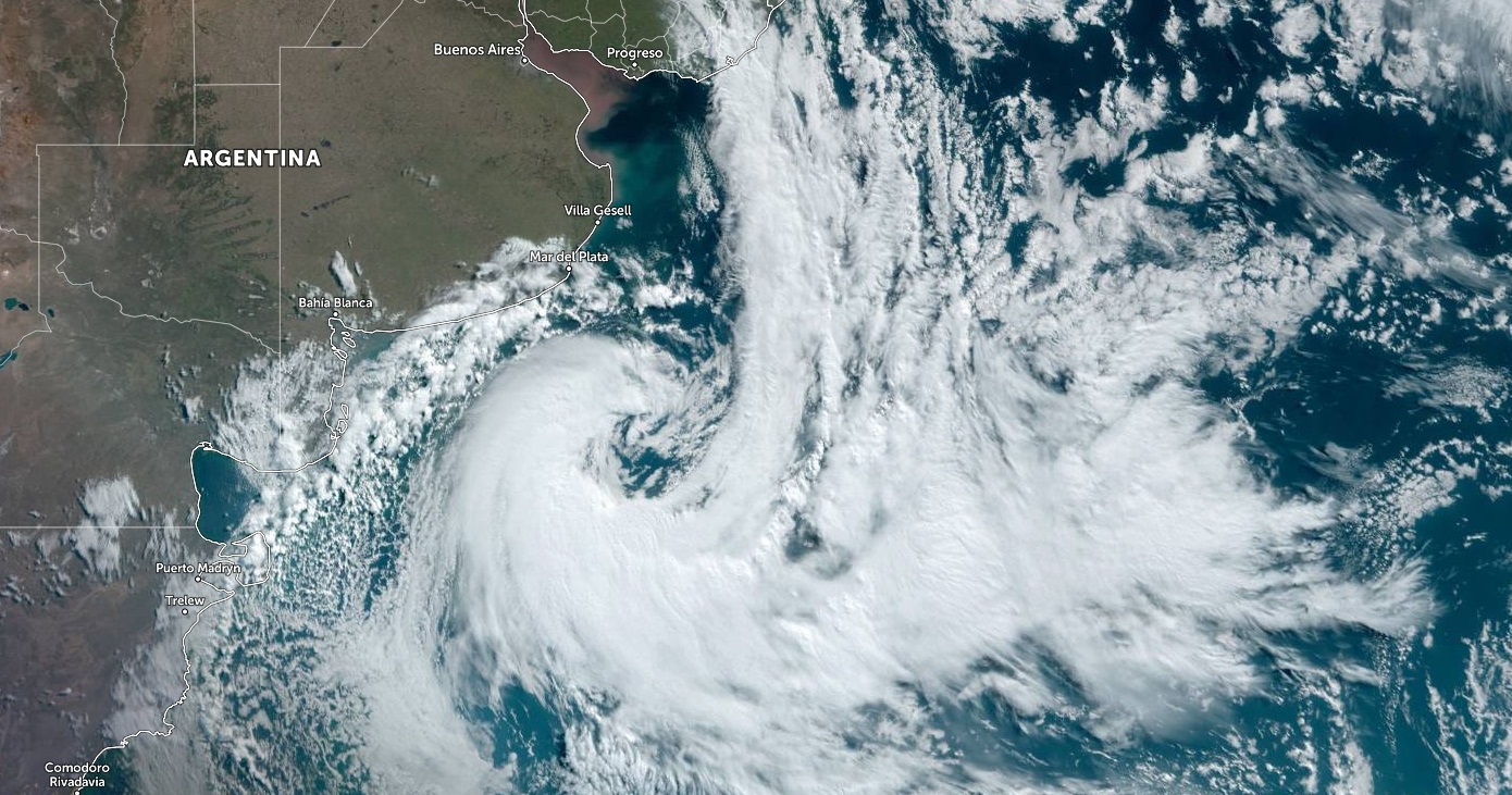 Imagen satelital a las 10:30 am de este sábado que muestra el ciclón extratropical frente a Buenos Aires. Captura de Metsul