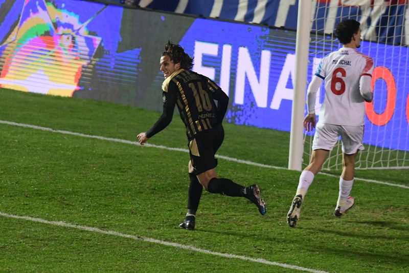 Agustín Canobbio celebra el tanto en el Nacional-Peñarol por Copa Sudamericana. Foto: Estefanía Leal.