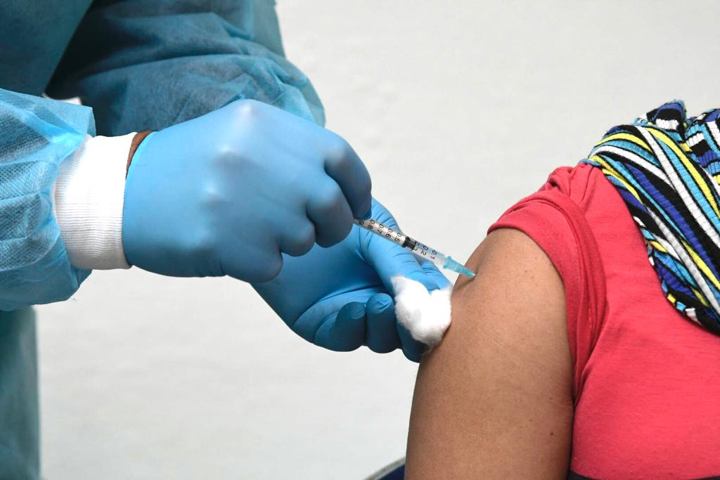 Vacunadora aplica dosis contra el coronavirus a joven. Foto: Leonardo Mainé.