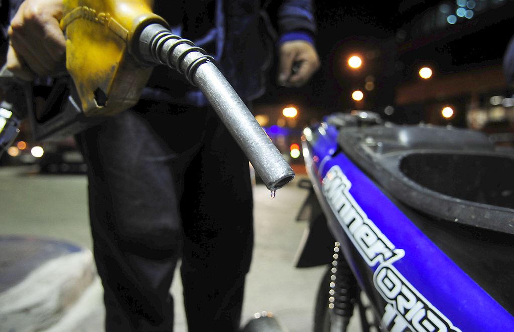 Motociclista cargando nafta en una estación de servicio de Ancap. Foto: Fernando Ponzetto