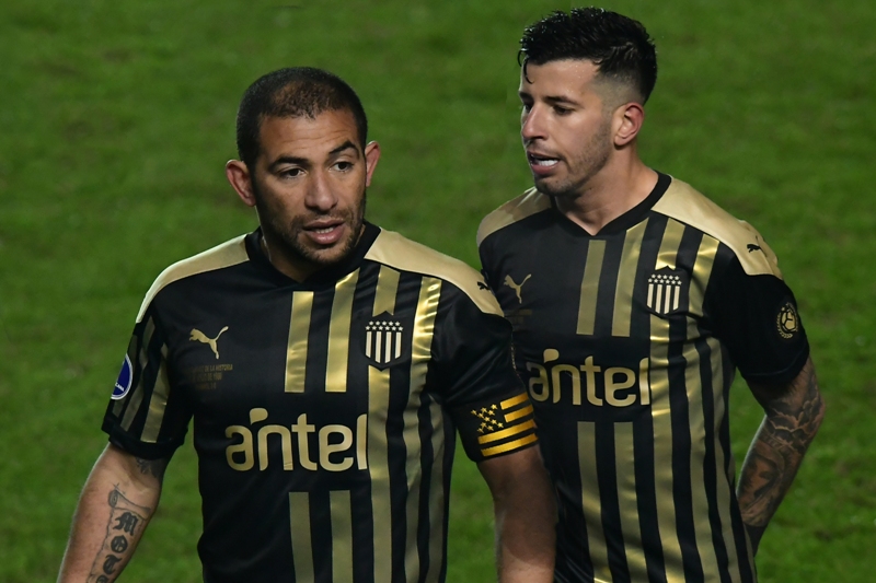 Walter Gargano y Pablo Ceppelini en el juego entre Nacional y Peñarol. Foto: Estefanía Leal.