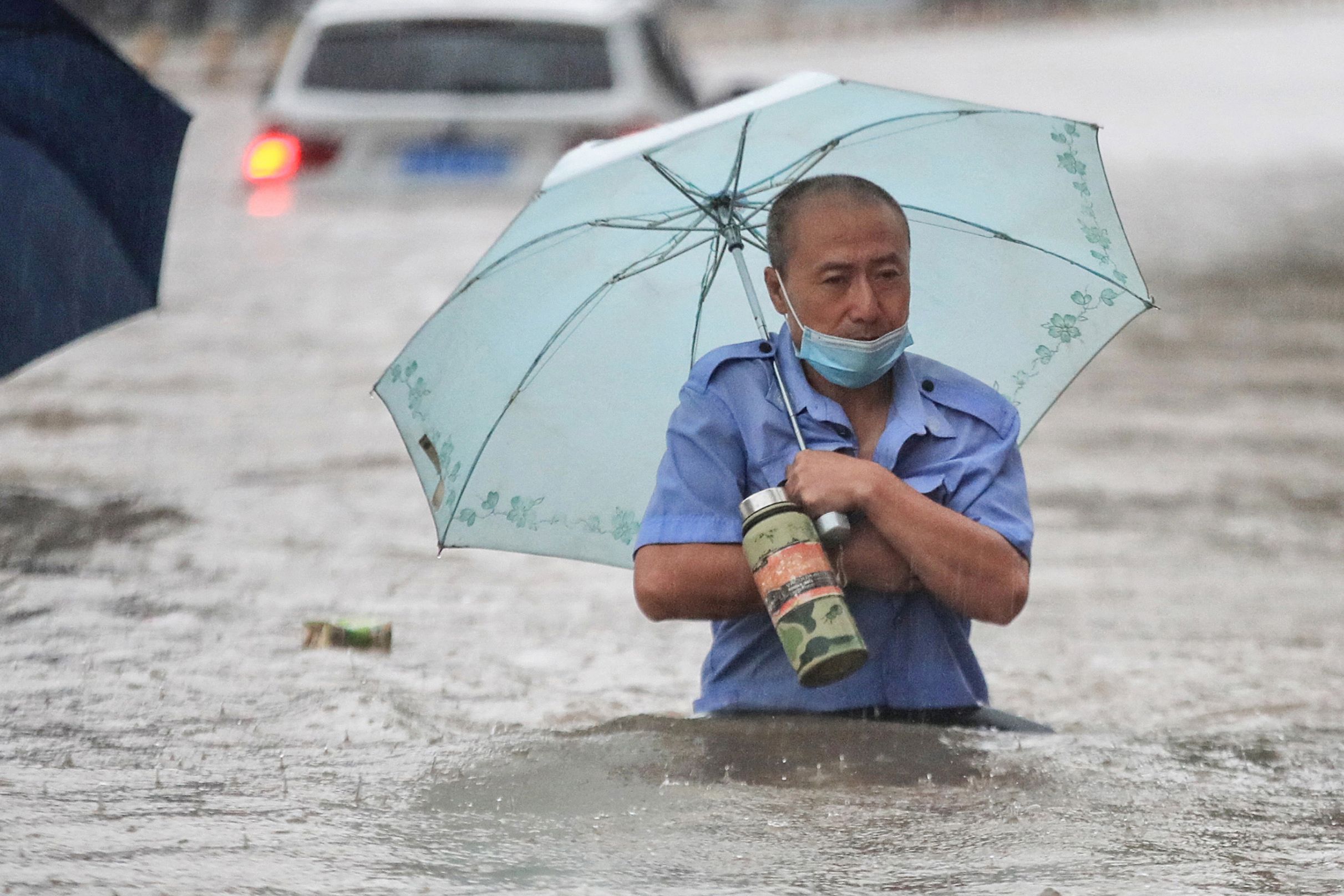 Un hombre con el agua por arriba de la cadera en China. Foto: AFP