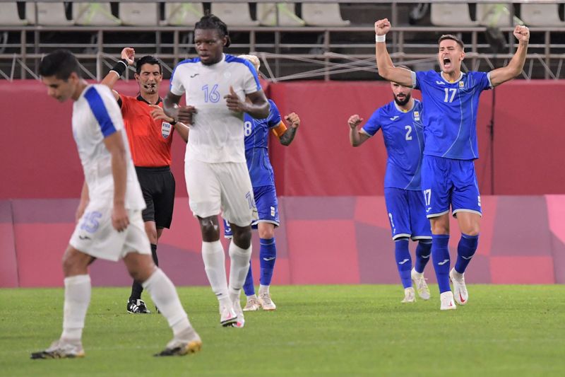 El festejo de Rumania ante Honduras frente a la mirada de Leodán González en los Juegos Olímpicos. Foto: AFP.