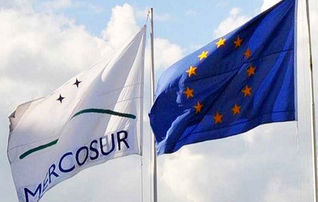 Banderas del Mercosur y la Unión Europea. Foto: Archivo El País