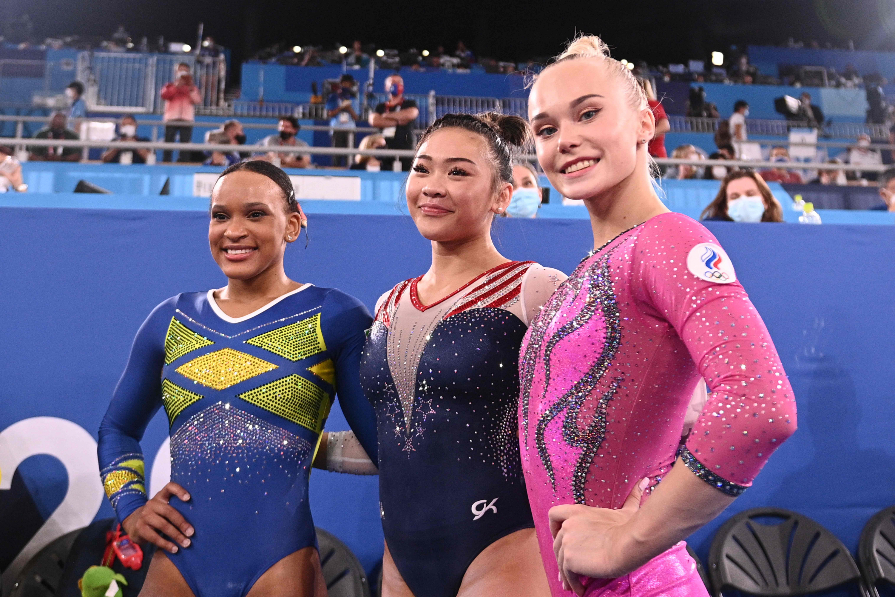 Rebeca Andrade junto a Sunisa Lee (oro) y Angelina Melnikova (bronce). Foto: AFP.