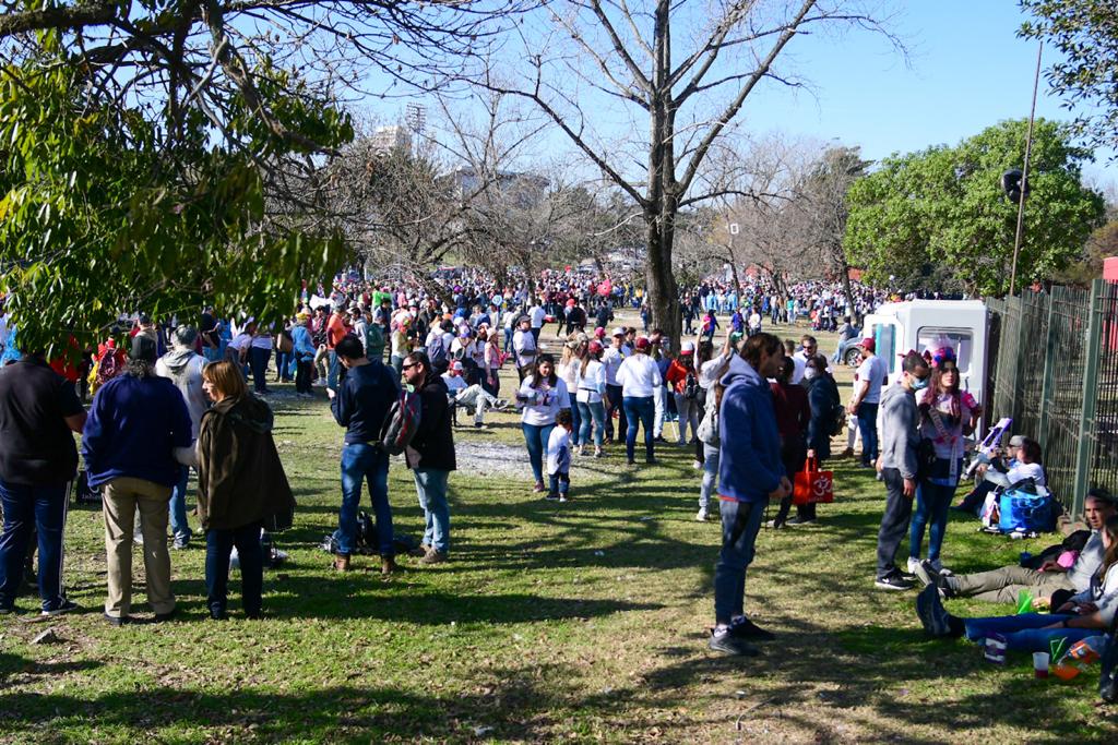Nuevos doctores festejan en Parque Batlle. Foto: Estefanía Leal