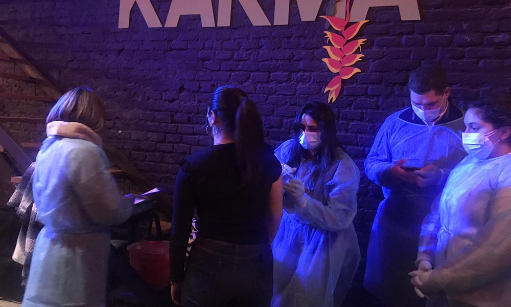Equipo salió a vacunar en locales nocturnos en Treinta y Tres. Foto: Dirección de Salud de Treinta y Tres