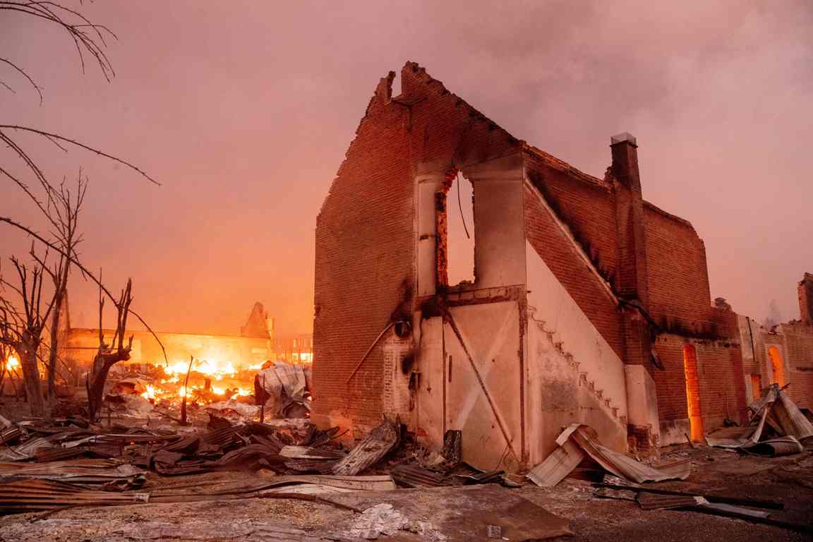 Enorme incendio arrasó con Greenville, un pequeño pueblo del norte de California. Foto: AFP.