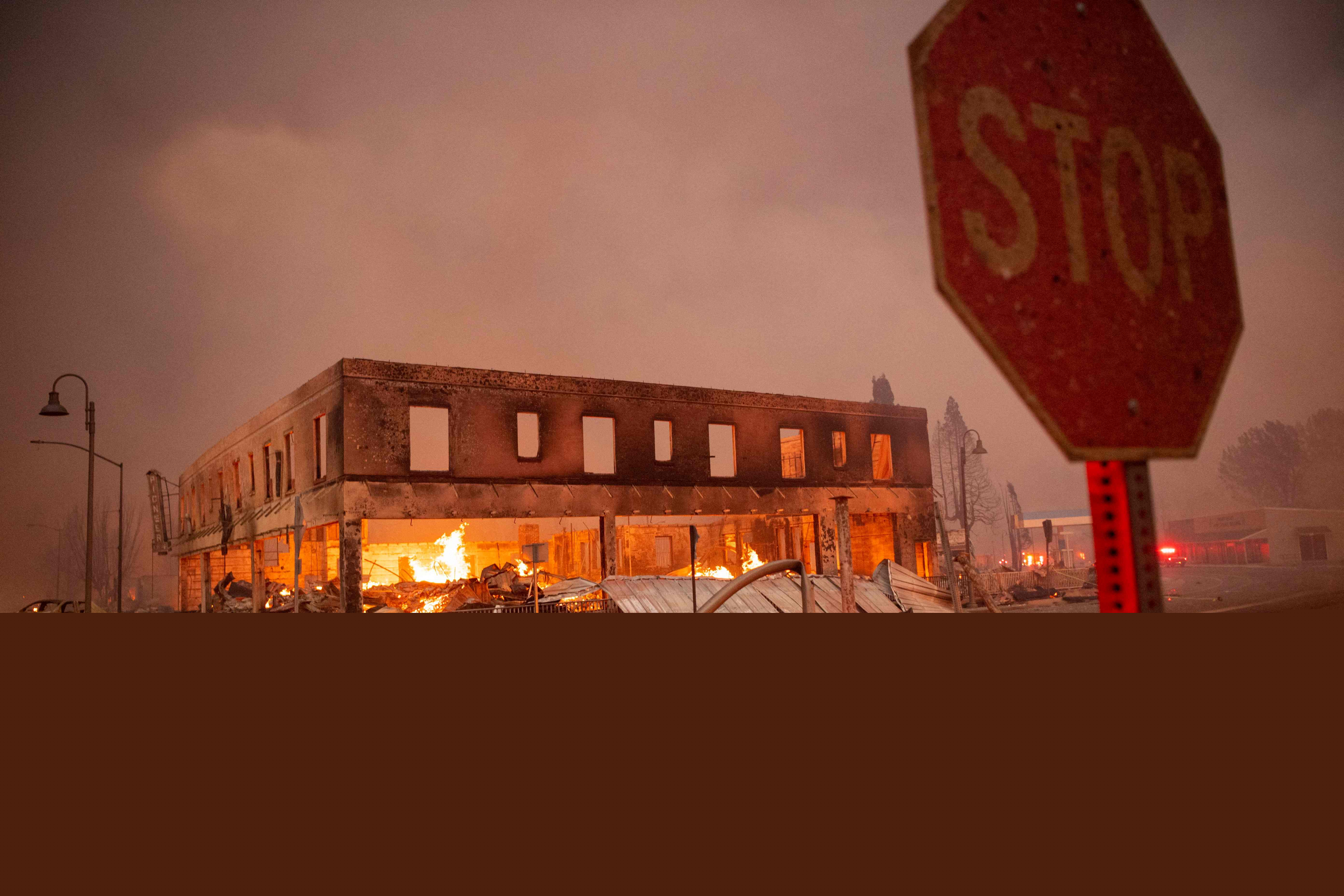 Edificio en llamas durante enorme incendio en Greenville, un pequeño pueblo del norte de California. Foto: AFP.