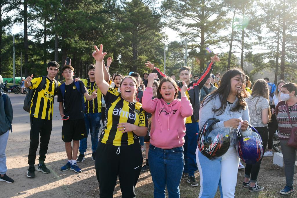 Hinchas de Peñarol en Melo