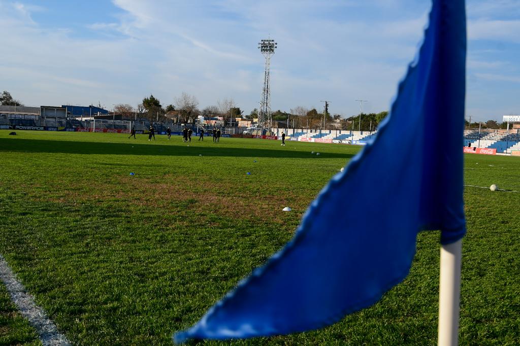 Así luce el campo de juego del Ubilla para el Cerro Largo-Peñarol. Foto: Estefanía Leal.