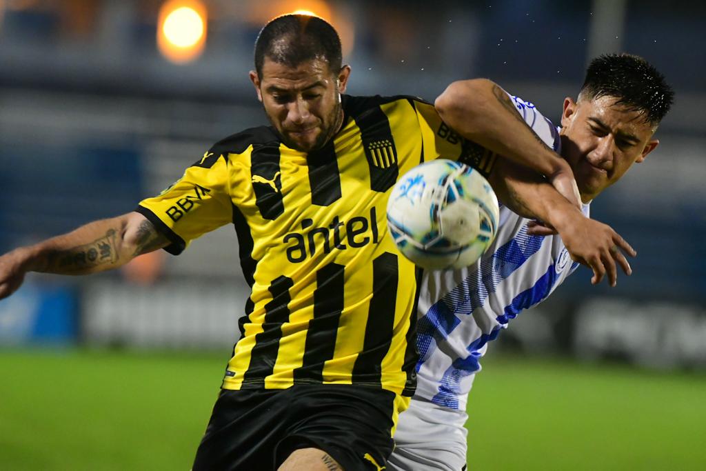 Walter Gargano y Mauro Brasil disputan la pelota en el Cerro Largo-Peñarol. Foto: Estefanía Leal.