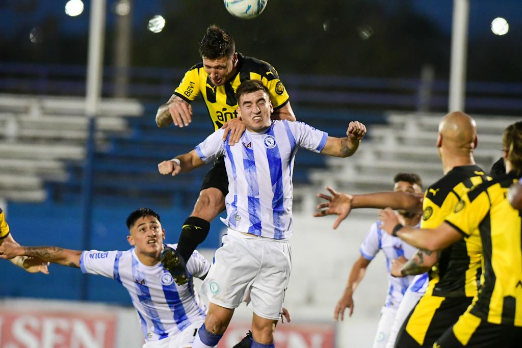 Emanuel Beltrán y Damián Musto luchan por la pelota en el Cerro Largo-Peñarol. Foto: Estefanía Leal.