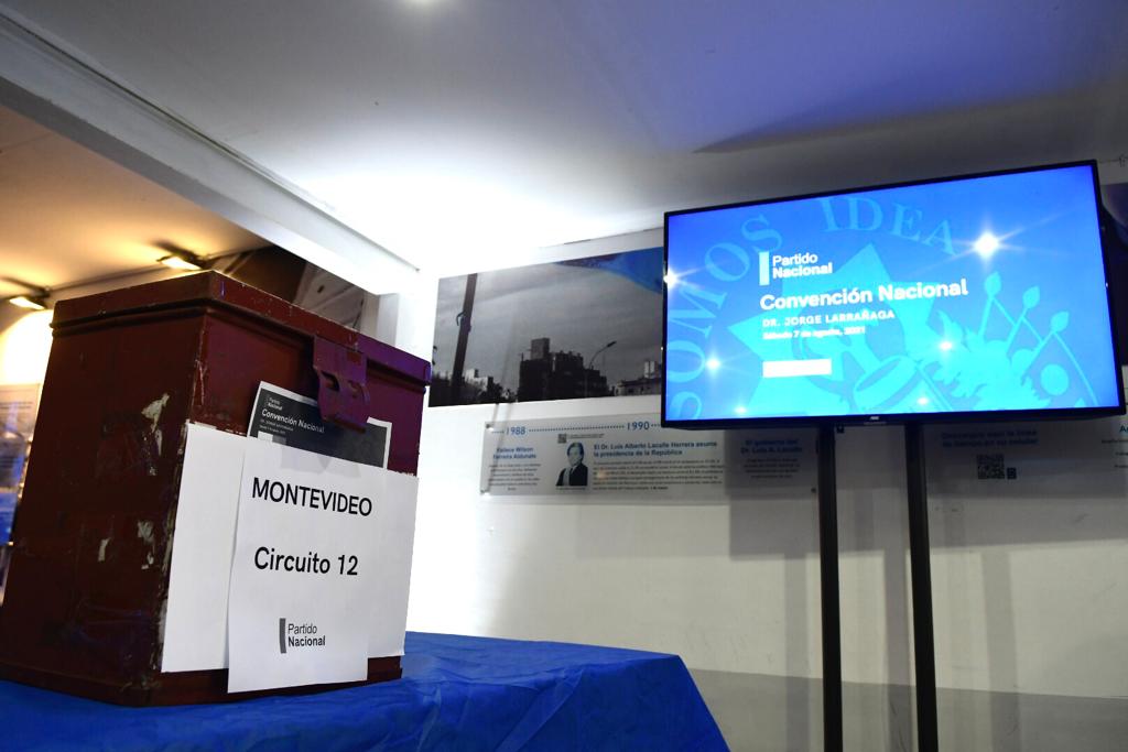 Mesa de votación de autoridades del Partido Nacional. Foto: Leo Mainé.