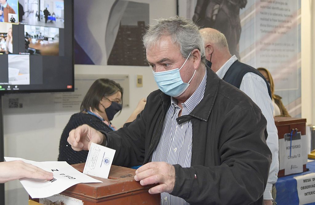 Luis Alberto Heber votando en la convención del Partido Nacional. Foto: Leonardo Mainé