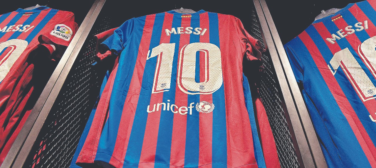 Camisetas. La "10" de Messi acaparaba el 70% de las ventas de casacas culé.
