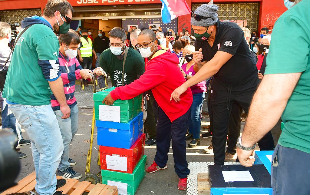 Preparan cajas con firmas contra la LUC para ser llevadas hasta la Corte Electoral. Foto: Francisco Flores