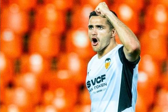 Maximiliano Gómez defendiendo la camiseta del Valencia. Foto: @valenciacf