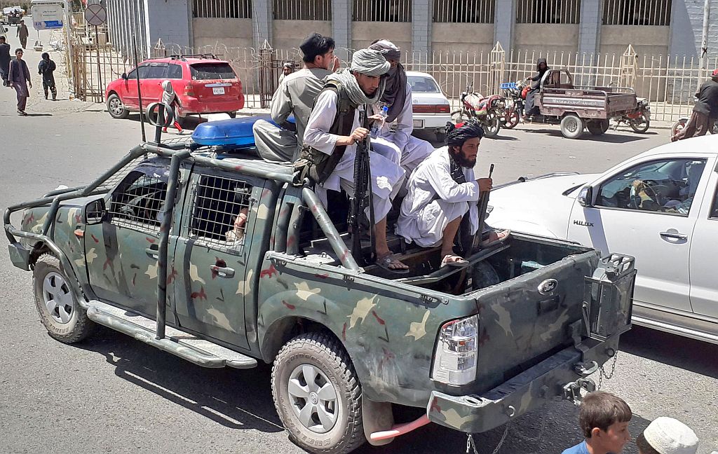 Combatientes talibanes en un vehículo de la policía de Afganistán en una calle de Kandahar. Foto: AFP