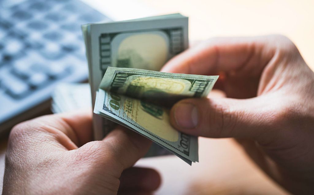 Hombre contando billetes de dólares. Foto: Archivo