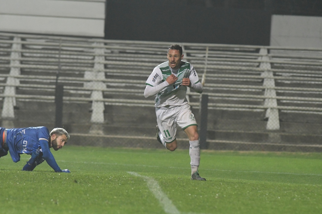 Nicolás Dibble sale a festejar su golazo frente a Wanderers. Foto: Leonardo Mainé.