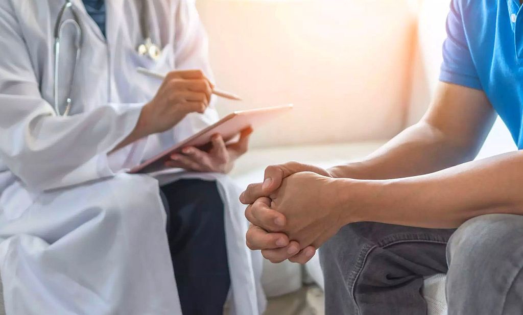 Un joven habla con un médico en una consulta. Foto: Shutterstock