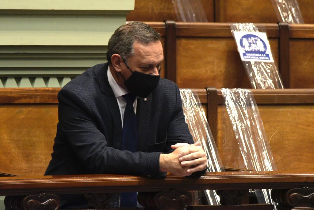 Alvaro Delgado en barras del Senado. Foto: Leonardo Mainé
