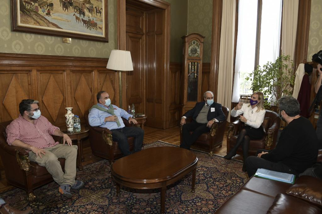 Beatriz Argimón y Alfredo Fratti reunidos con integrantes de COFE. Foto: Leonardo Mainé.