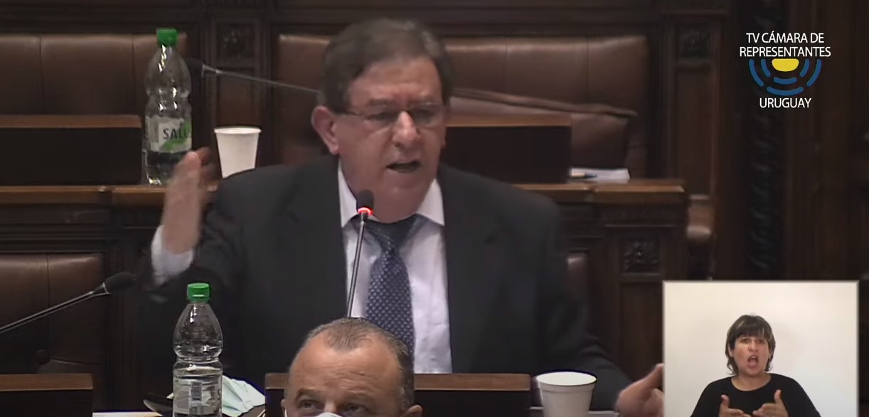 El diputado Iván Posada en medio del debate. Foto: Captura de video