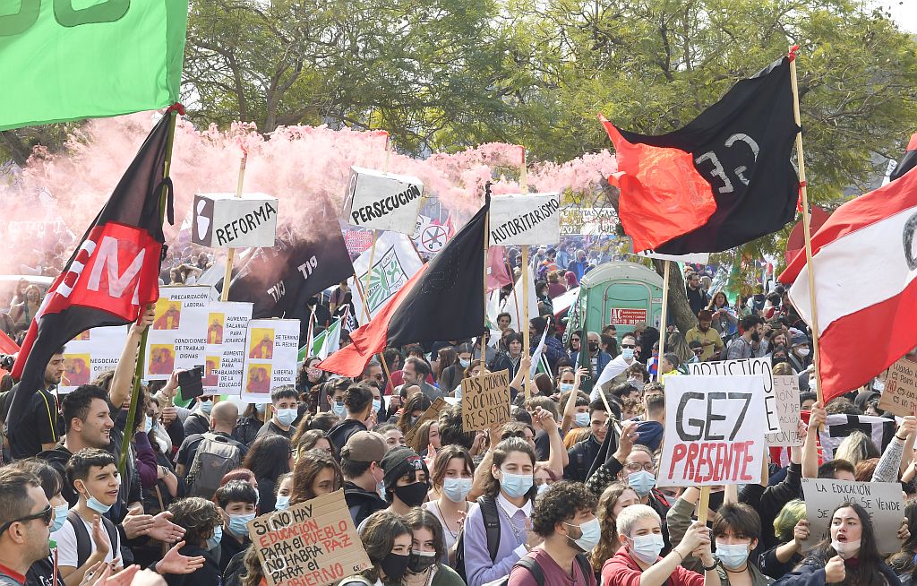 Movilización de COFE y otros gremios sindicales contra la Rendición de Cuentas. Foto: Leonardo Mainé