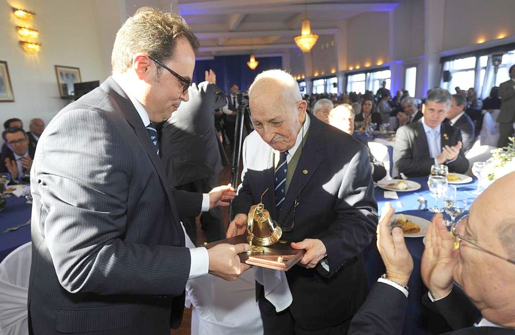 Emilio Cazalá recibe un reconocimiento. Foto: Archivo El País