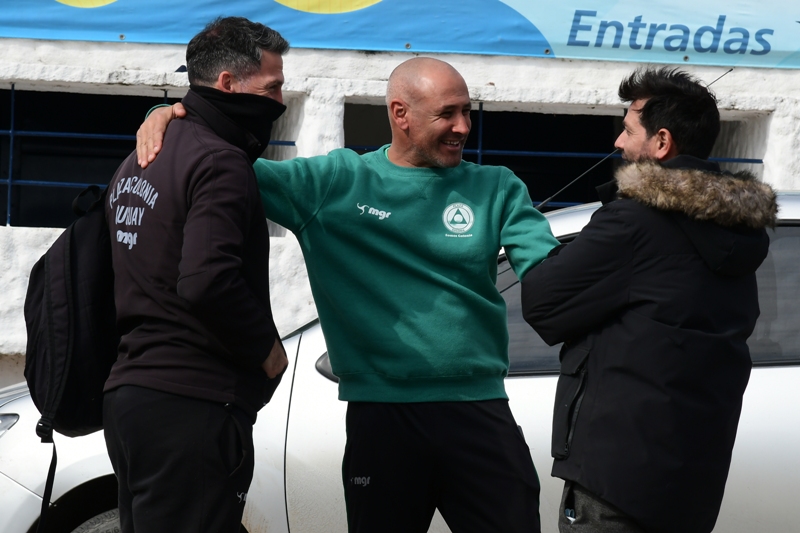 Eduardo Espinel previo al entrenamiento con Plaza Colonia. Foto: Estefanía Leal.
